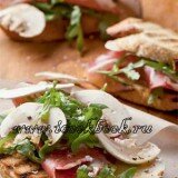 Брускетта со вчерашним мясом, руколой и шампиньонами