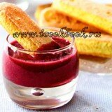 Ягодный крем со свежими ягодами и печеньем