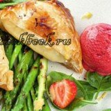 Камамбер в хрустящем тесте с малиново-клубничным сорбетом movenpick